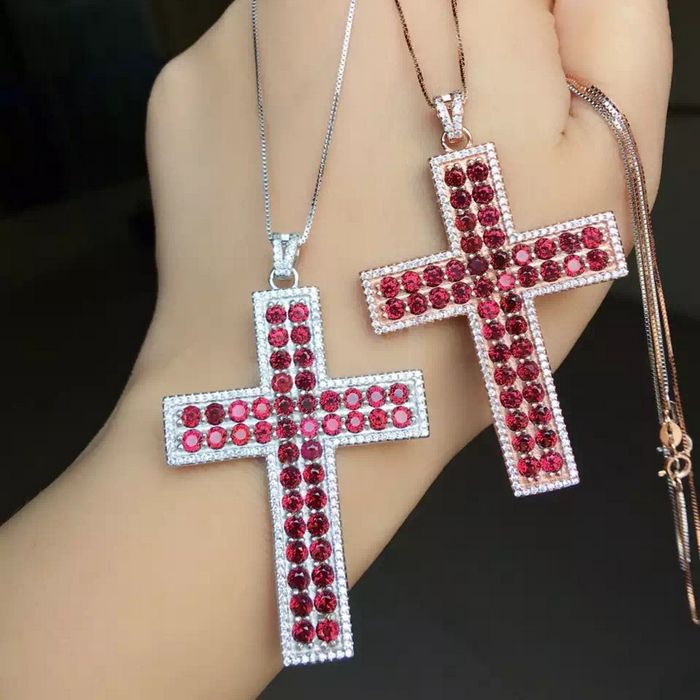 新款爆闪天然斯里兰卡镁铝石榴石十字架吊坠
项链女 基督教礼物