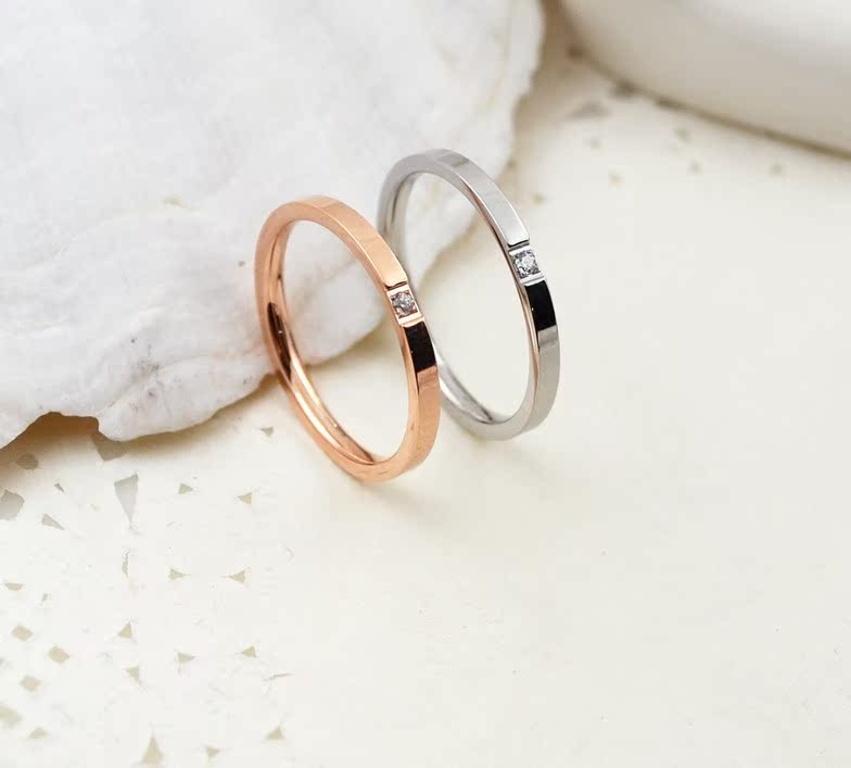 新款时尚单钻超细版镶钻婚戒情侣小尾戒对戒单钻食指钛钢指环戒指