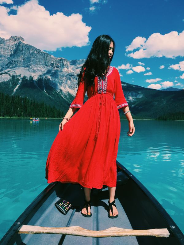 旅行必备！波西米亚民族风复古刺绣V领显瘦红色长款大摆连衣裙
